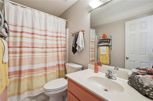 521 SW Graystone Drive, Grain Valley, MO 64029