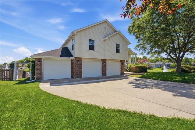 521 SW Graystone Drive, Grain Valley, MO 64029