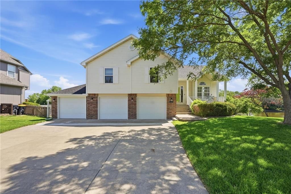521 SW Graystone Drive, Grain Valley, MO 64029