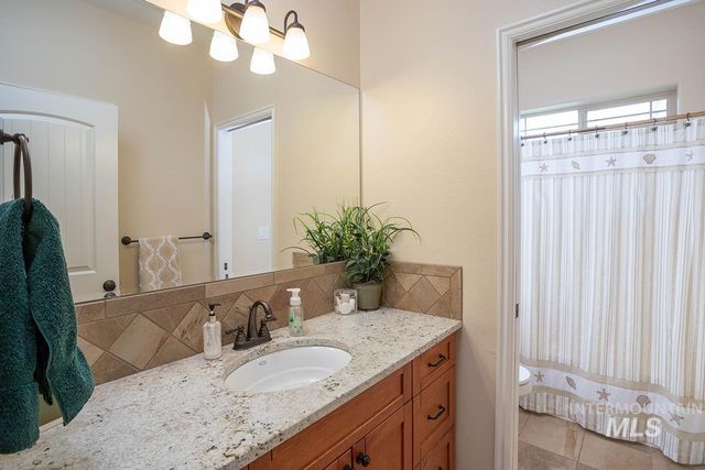 7480 E Grey Lag Dr, Nampa, ID 83687