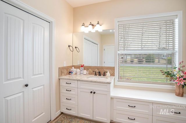 7480 E Grey Lag Dr, Nampa, ID 83687