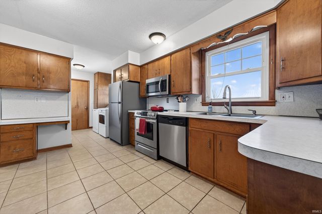 6087 E State Road 218, Walton, IN 46994