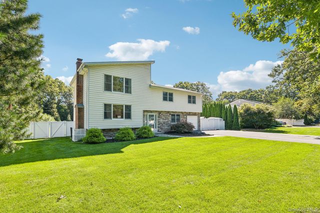 129 Jefferson Avenue, Saint James, NY 11780