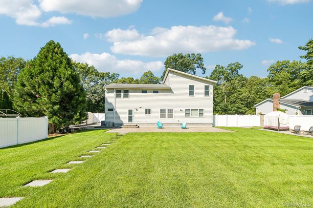 129 Jefferson Avenue, Saint James, NY 11780