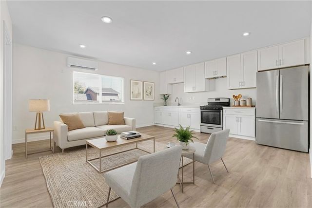 11513 Berendo, Los Angeles, CA 90044