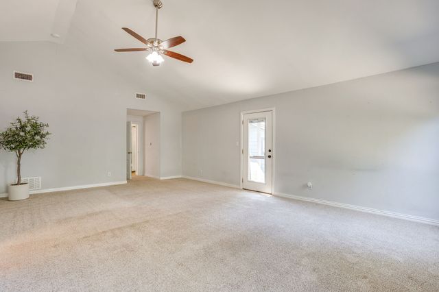 5520 Asbury Drive, River Oaks, TX 76114