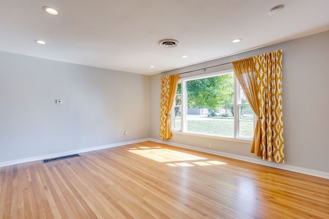 5520 Asbury Drive, River Oaks, TX 76114
