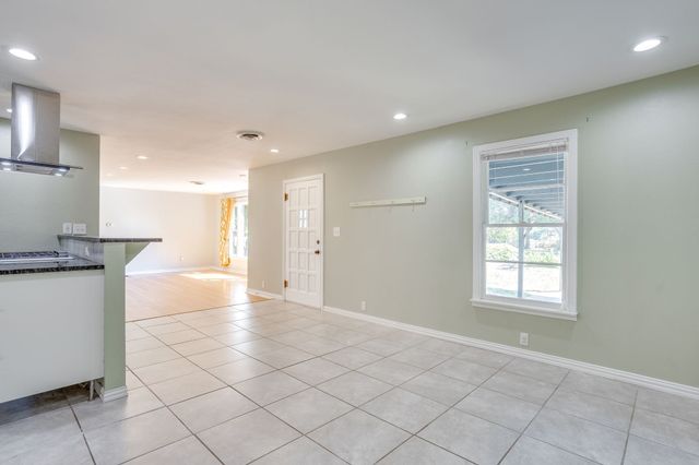 5520 Asbury Drive, River Oaks, TX 76114