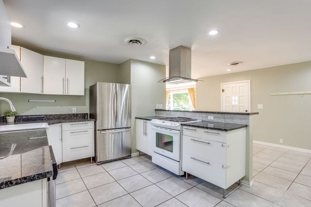 5520 Asbury Drive, River Oaks, TX 76114