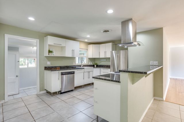 5520 Asbury Drive, River Oaks, TX 76114