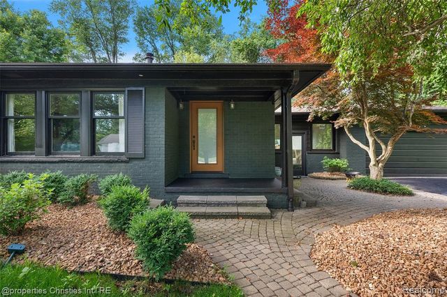 27331 Gardenway Road, Franklin, MI 48025