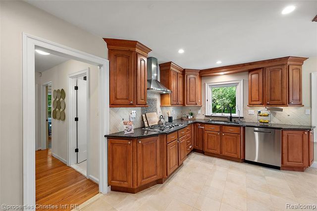 27331 Gardenway Road, Franklin, MI 48025