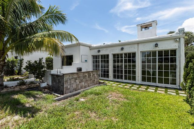 6590 Fountains Circle, Lake Worth, FL 33467