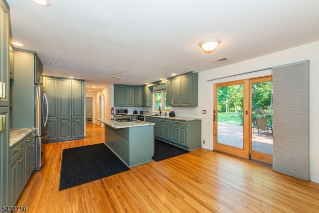 52 Tower Hill Ln, Kinnelon Boro, NJ 07405