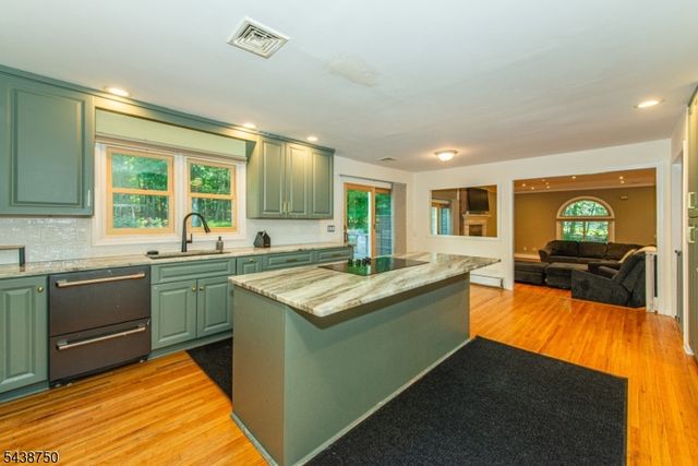 52 Tower Hill Ln, Kinnelon Boro, NJ 07405