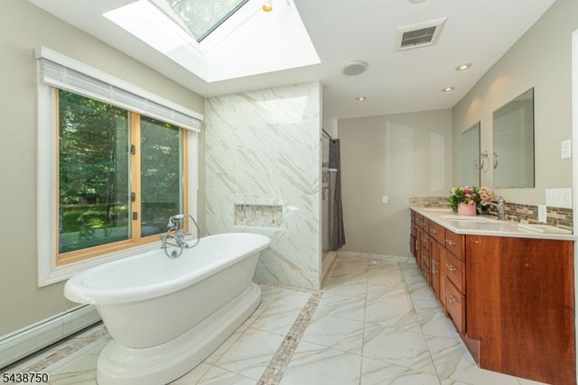 52 Tower Hill Ln, Kinnelon Boro, NJ 07405