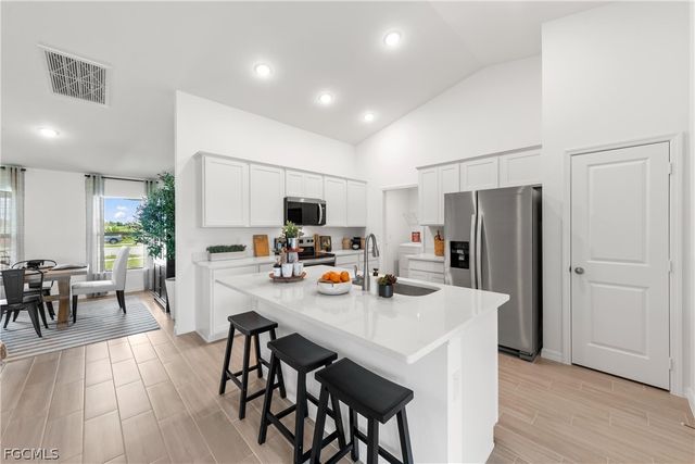 1009 NE 4th PL, Cape Coral, FL 33909