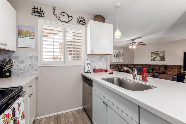 502 W HONONEGH Drive 1, Phoenix, AZ 85027