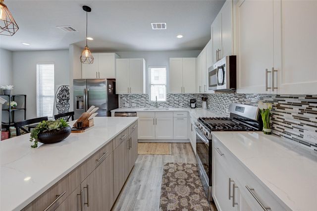 18732 Centro Main Street B, Shenandoah, TX 77385