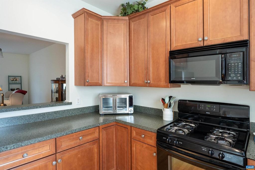 Image 11 of property listing at 104 MELBOURNE PRK #D, Charlottesville, VA 22901