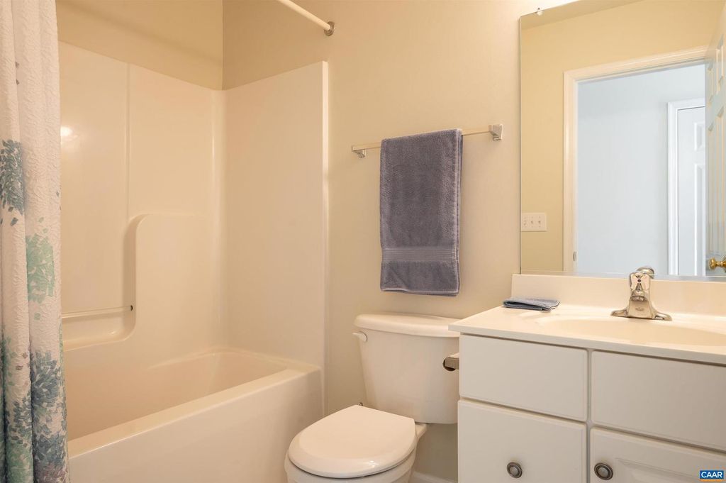 Image 16 of property listing at 104 MELBOURNE PRK #D, Charlottesville, VA 22901