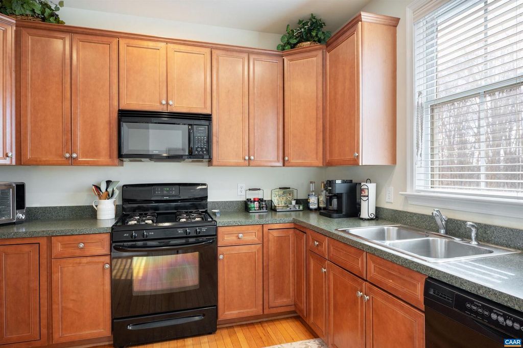 Image 2 of property listing at 104 MELBOURNE PRK #D, Charlottesville, VA 22901