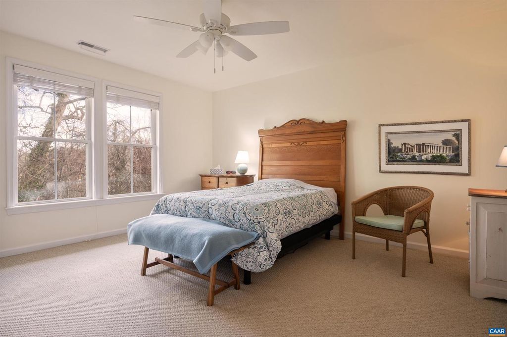 Image 4 of property listing at 104 MELBOURNE PRK #D, Charlottesville, VA 22901