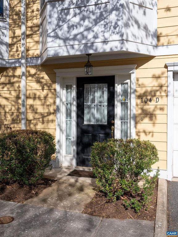 Image 6 of property listing at 104 MELBOURNE PRK #D, Charlottesville, VA 22901