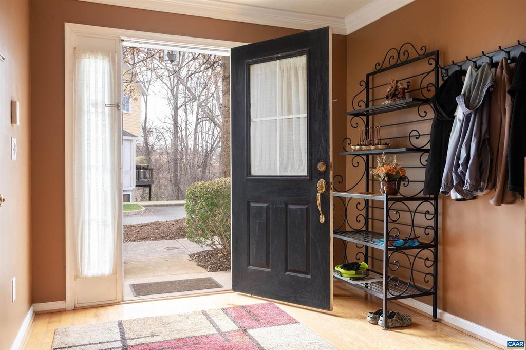 Image 7 of property listing at 104 MELBOURNE PRK #D, Charlottesville, VA 22901