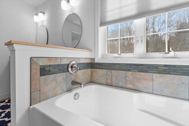 18 Dunbar Drive, Essex Junction, VT 05452