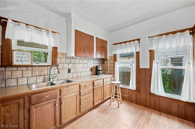 637 Dewey Avenue, Elyria, OH 44035