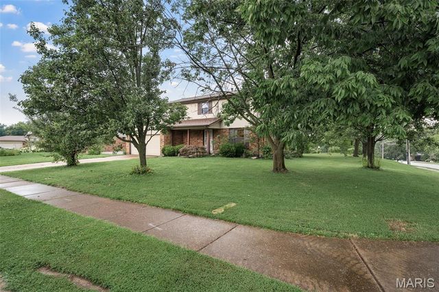 9205 Roger Lee Lane, St Louis, MO 63126