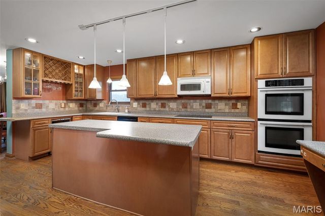 9205 Roger Lee Lane, St Louis, MO 63126