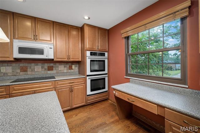 9205 Roger Lee Lane, St Louis, MO 63126