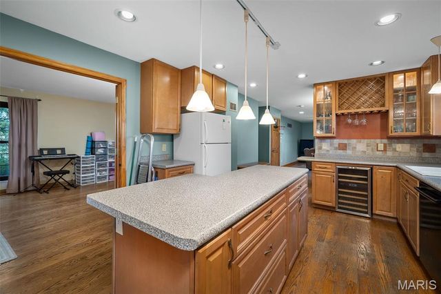 9205 Roger Lee Lane, St Louis, MO 63126