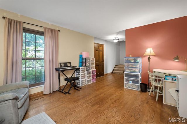 9205 Roger Lee Lane, St Louis, MO 63126