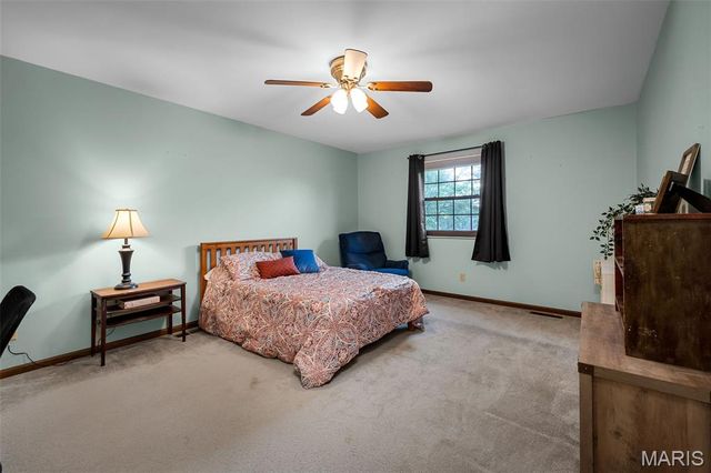 9205 Roger Lee Lane, St Louis, MO 63126