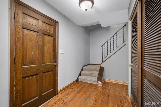 9205 Roger Lee Lane, St Louis, MO 63126