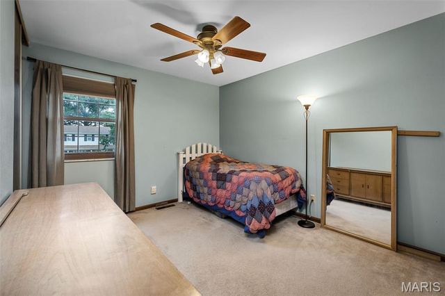9205 Roger Lee Lane, St Louis, MO 63126