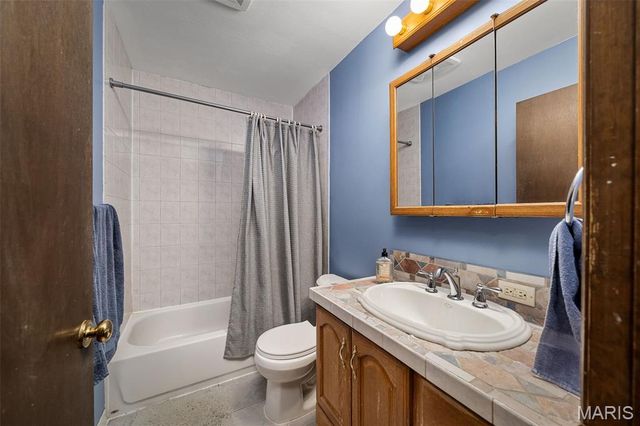 9205 Roger Lee Lane, St Louis, MO 63126