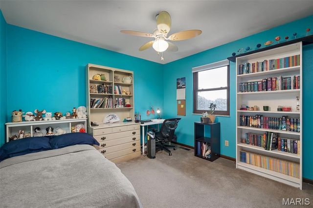 9205 Roger Lee Lane, St Louis, MO 63126