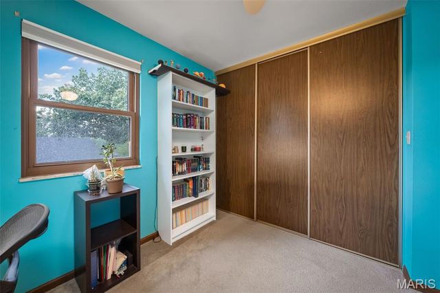 9205 Roger Lee Lane, St Louis, MO 63126