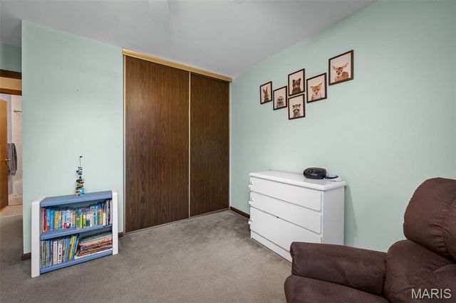 9205 Roger Lee Lane, St Louis, MO 63126