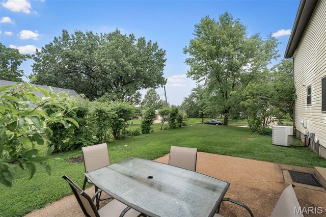 9205 Roger Lee Lane, St Louis, MO 63126