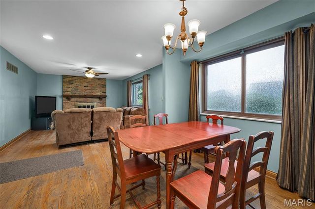 9205 Roger Lee Lane, St Louis, MO 63126