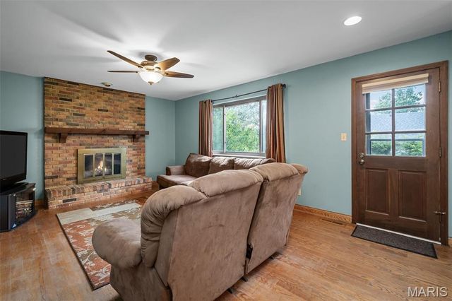 9205 Roger Lee Lane, St Louis, MO 63126