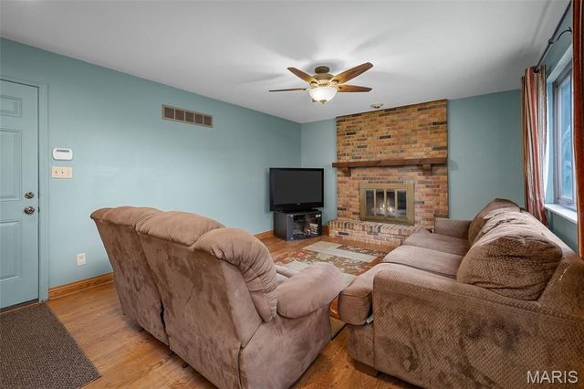 9205 Roger Lee Lane, St Louis, MO 63126
