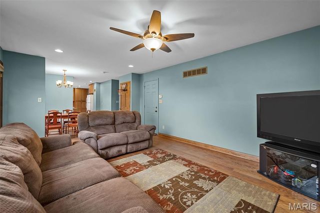 9205 Roger Lee Lane, St Louis, MO 63126