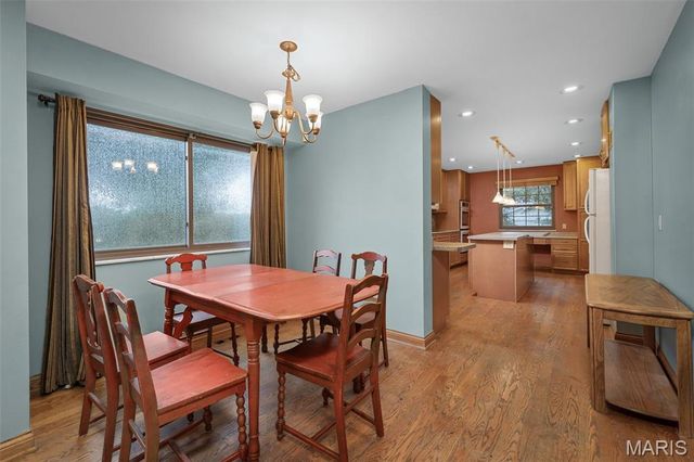 9205 Roger Lee Lane, St Louis, MO 63126