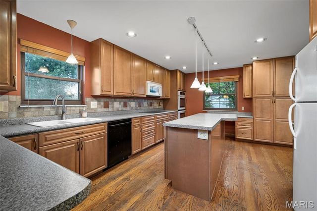 9205 Roger Lee Lane, St Louis, MO 63126